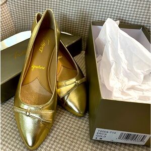 NIB Trotters Womens Erica Flat Gold Size 6M